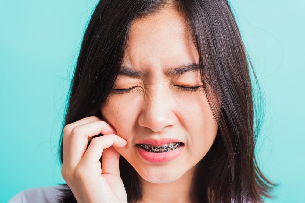 Clear Aligners Vs Braces: Which Is Right For Your Lifestyle? 1 Braces pain