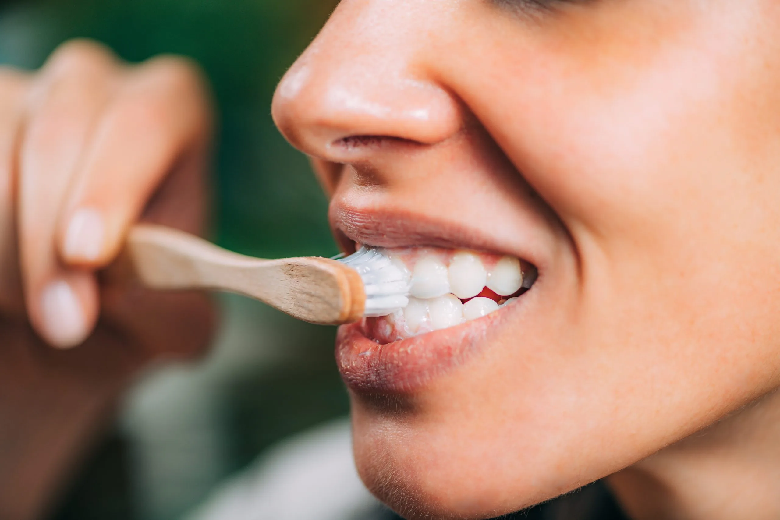 women brushing her teeth